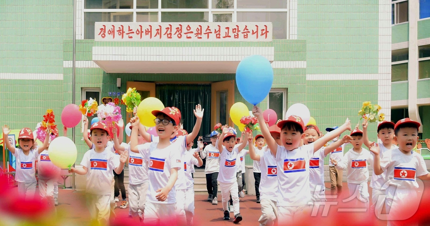 (평양 노동신문=뉴스1) = 북한 노동당 기관지 노동신문은 19일 "지난 4년간 전국적으로 백수십개의 젖소와 염소목장이 신설되거나 개건확장돼 모든 시·군들에 젖제품생산과 공급체계가 …