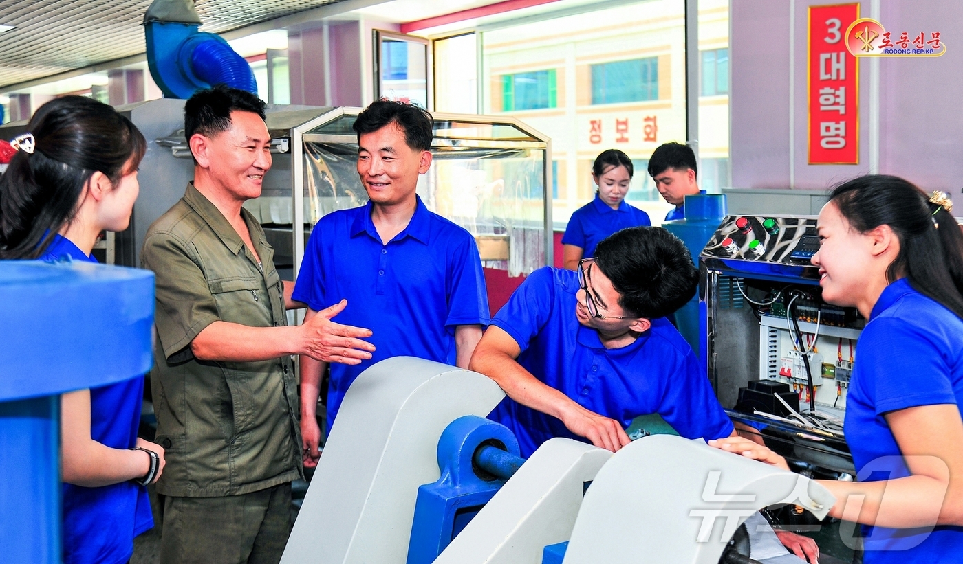 (평양 노동신문=뉴스1) = 북한 노동당 기관지 노동신문은 19일 "3대혁명소조원들이 기술혁명 수행에 앞장서도록 고무해주고 있다"라면서 류원신발공장을 조명했다. [국내에서만 사용가 …