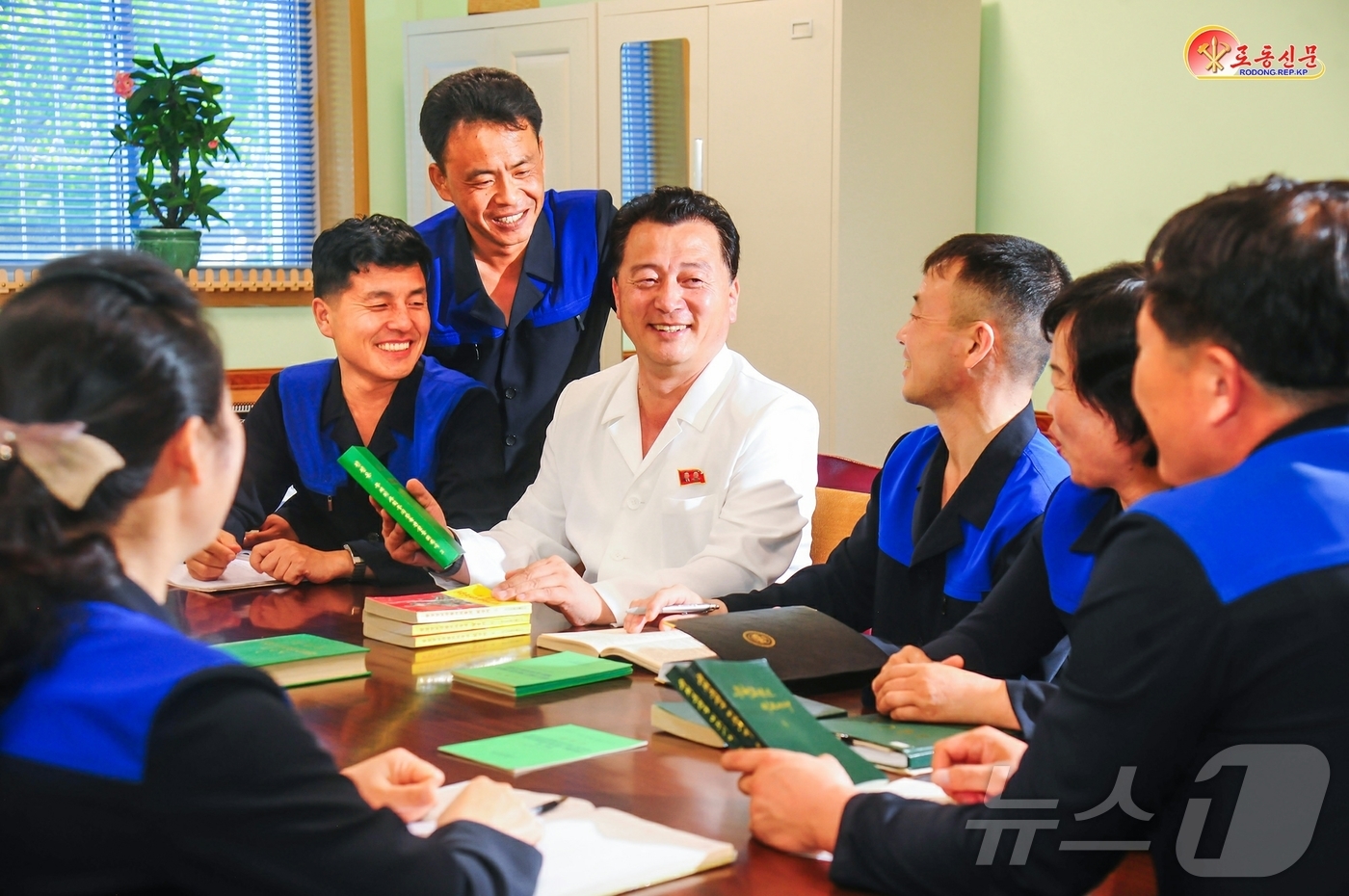 (평양 노동신문=뉴스1) = 북한 노동당 기관지 노동신문은 19일 "당초급 일꾼들이 훌륭한 자실과 품결을 갖춰야 한다"라고 강조했다. 사진은 송동원종합식품식료공장. [국내에서만 사 …