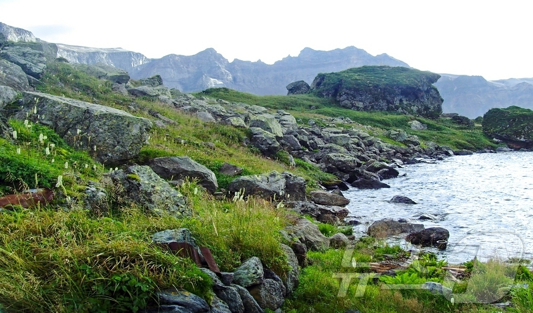 (평양 노동신문=뉴스1) = 북한 노동당 기관지 노동신문은 19일 "백두산 천지는 천년기대분출 후에 화산체가 함몰돼 생긴 분화구에 물이 채워져 형성된 곳"이라면서 세계지질공원 백두 …