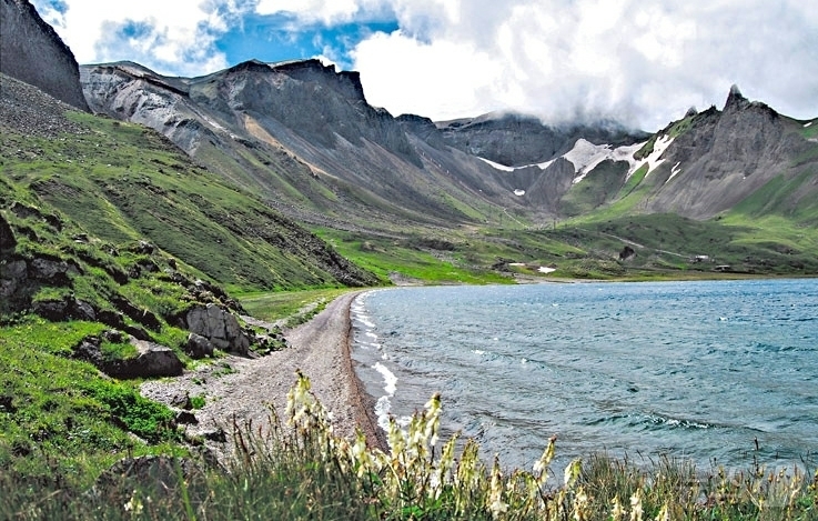 (평양 노동신문=뉴스1) = 북한 노동당 기관지 노동신문은 19일 "백두산 천지는 천년기대분출 후에 화산체가 함몰돼 생긴 분화구에 물이 채워져 형성된 곳"이라면서 세계지질공원 백두 …