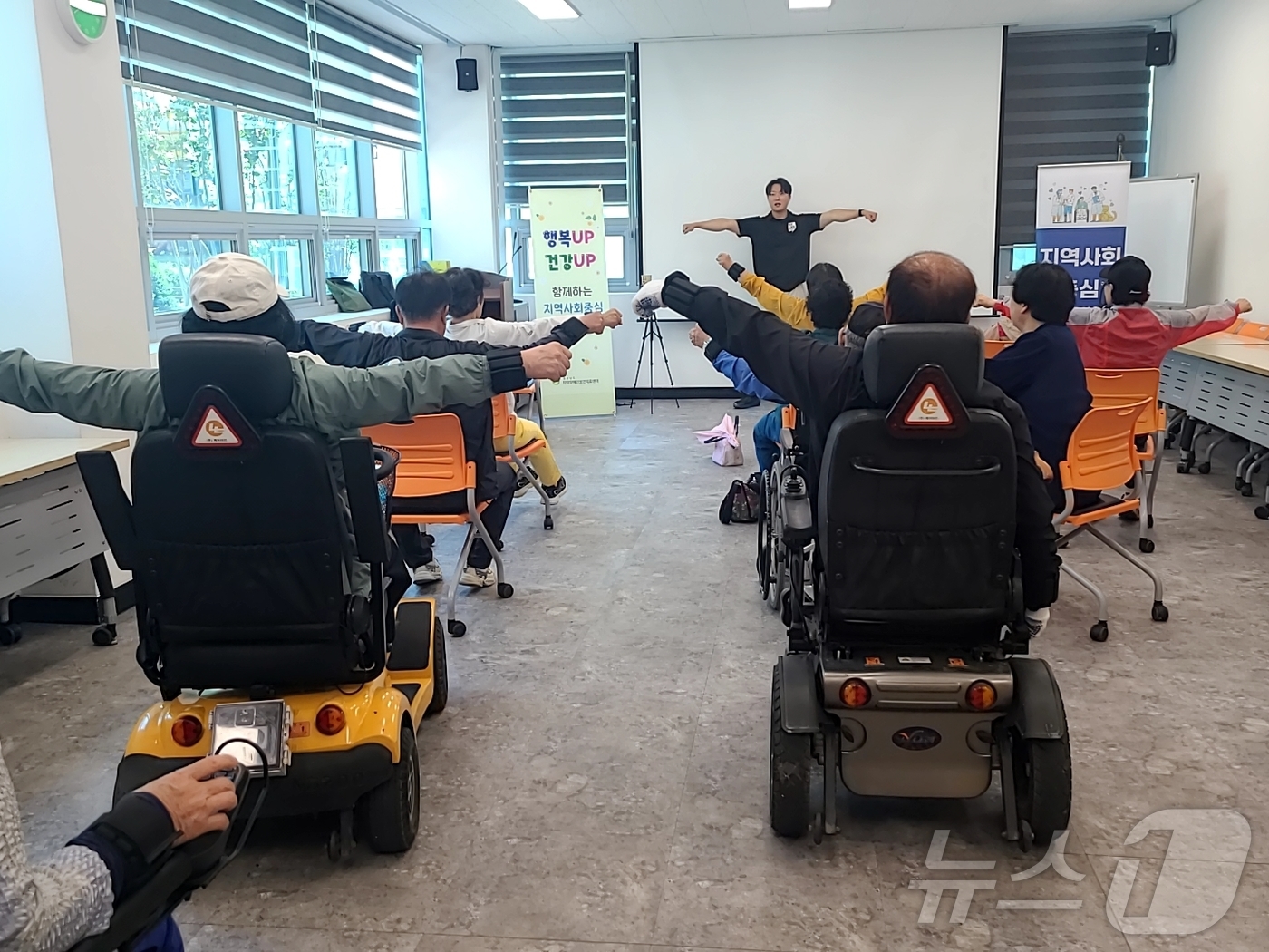 (보령=뉴스1) 이동원 기자 = 보령시보건소가 운영한 ‘2025년 장애인 건강재활교실’ 1기 프로그램이 10주간의 일정을 성공적으로 마치고 지난 18일 종료됐다.이번 건강재활교실은 …