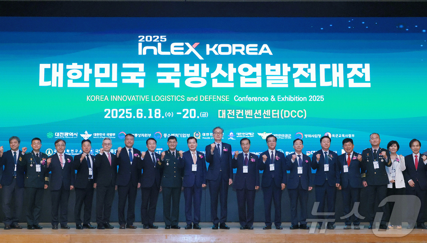 (대전=뉴스1) 이동원 기자 = 대전시는 지난 18일 대전컨벤션센터(DCC)에서 ‘2025 대한민국 국방산업발전대전’ 개회식을 개최하며 사흘간의 공식 일정을 시작했다.이번 개회식에 …