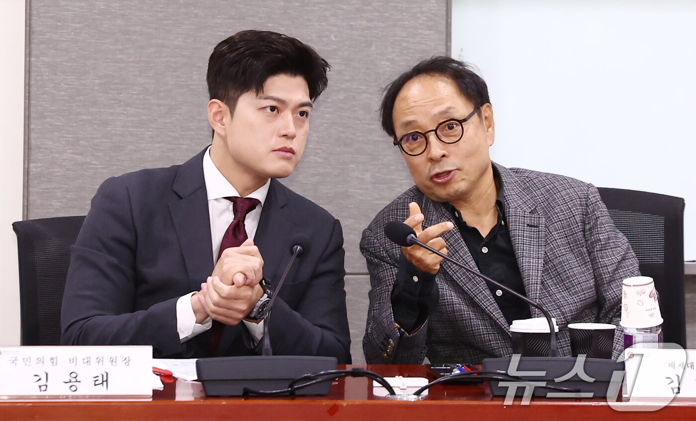 본문 이미지 - 김용태 국민의힘 비상대책위원장이 19일 오전 서울 여의도 국회 의원회관에서 열린 당의 혁신을 바라는 의원 모임 주최 &#39;대선 패배 후 민심과 국민의힘 혁신방안&#39; 토론회에서 김형준 배재대 석좌교수와 대화하고 있다. 2025.6.19/뉴스1 ⓒ News1 김민지 기자