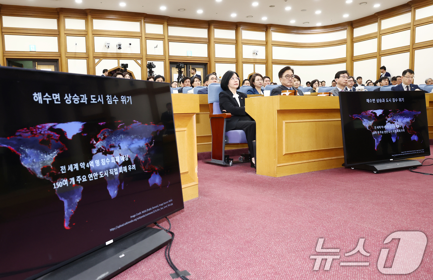 (서울=뉴스1) 김민지 기자 = 우원식 국회의장이 19일 오전 서울 여의도 국회 의원회관에서 열린 '국회 최고위 - 기후위기와 인구위기'에서 기후위기로 인해 발생하는 문제점을 담은 …