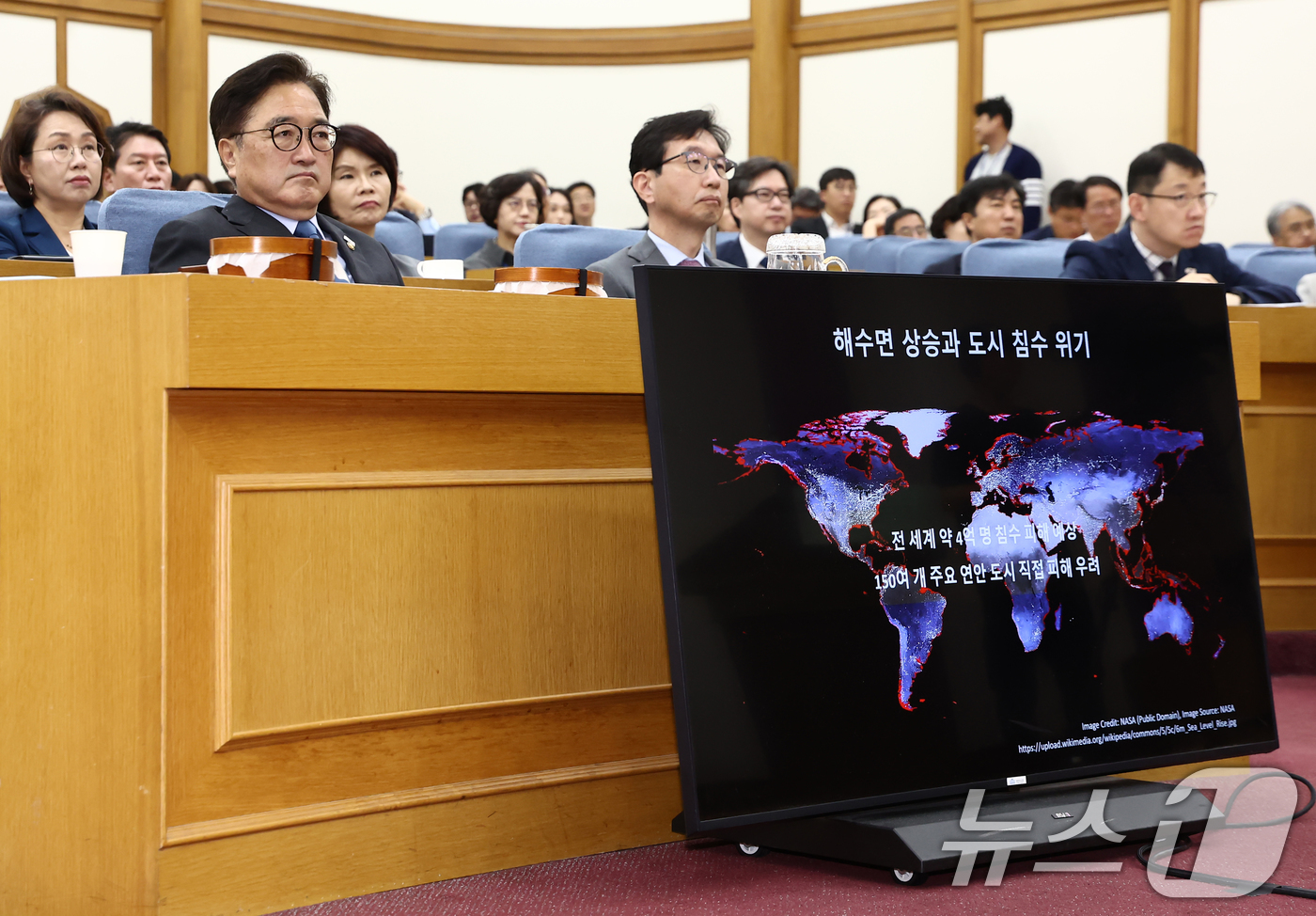 (서울=뉴스1) 김민지 기자 = 우원식 국회의장이 19일 오전 서울 여의도 국회 의원회관에서 열린 '국회 최고위 - 기후위기와 인구위기'에서 기후위기로 인해 발생하는 문제점을 담은 …