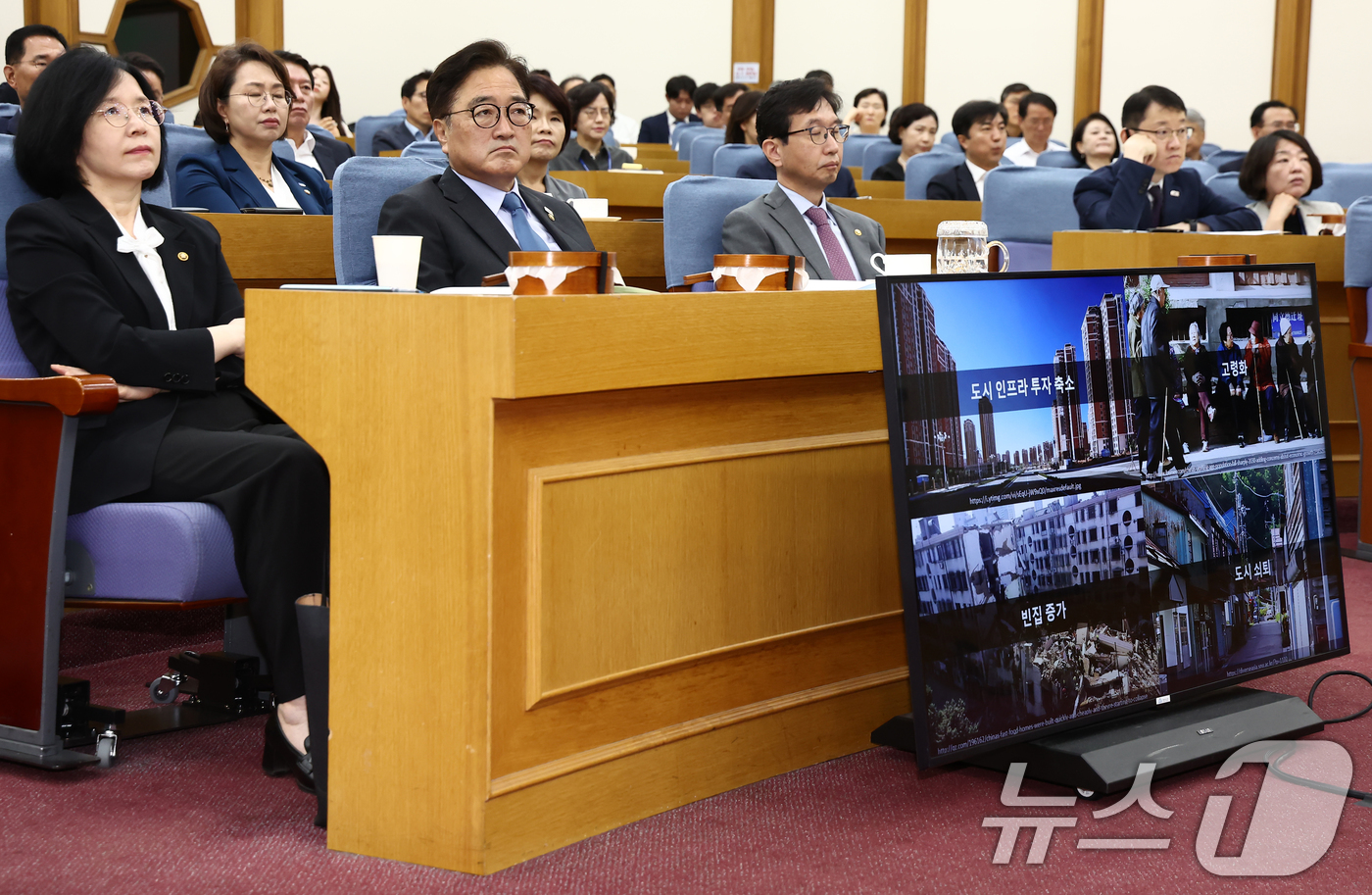 (서울=뉴스1) 김민지 기자 = 우원식 국회의장이 19일 오전 서울 여의도 국회 의원회관에서 열린 '국회 최고위 - 기후위기와 인구위기'에서 기후위기로 인해 발생하는 문제점을 담은 …