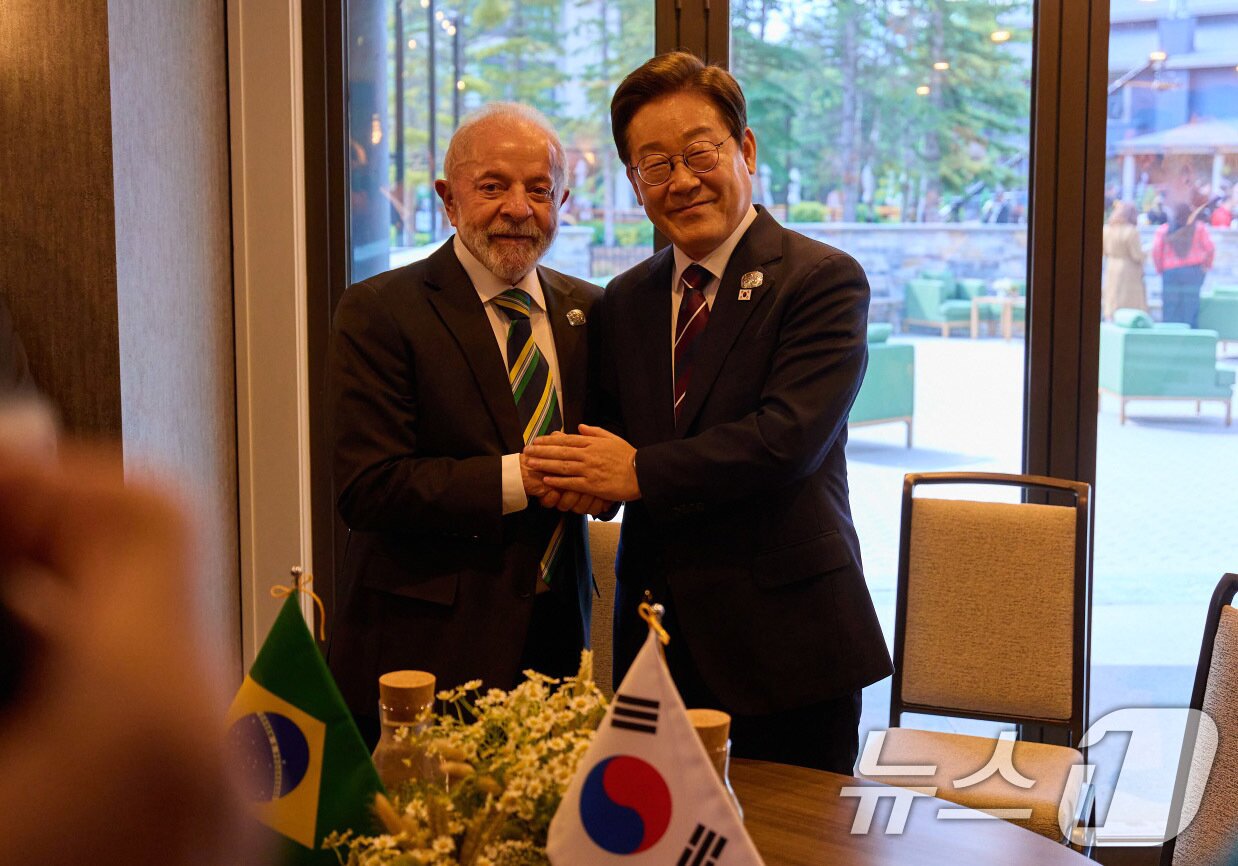 본문 이미지 - 이재명 대통령이 이나시우 룰라 다 시우바 브라질 대통령과 17일&#40;현지시간&#41; 캐나다 앨버타주 캐내내스키스 주요 7개국&#40;G7&#41; 정상회의장에서 한·브라질 정상회담을 하고 있다. &#40;대통령실 제공. 재판매 및 DB 금지&#41; 2025.6.19/뉴스1 ⓒ News1 박지혜 기자