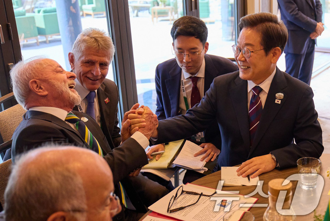 (서울=뉴스1) 박지혜 기자 = 이재명 대통령이 이나시우 룰라 다 시우바 브라질 대통령과 17일(현지시간) 캐나다 앨버타주 캐내내스키스 주요 7개국(G7) 정상회의장에서 한·브라질 …