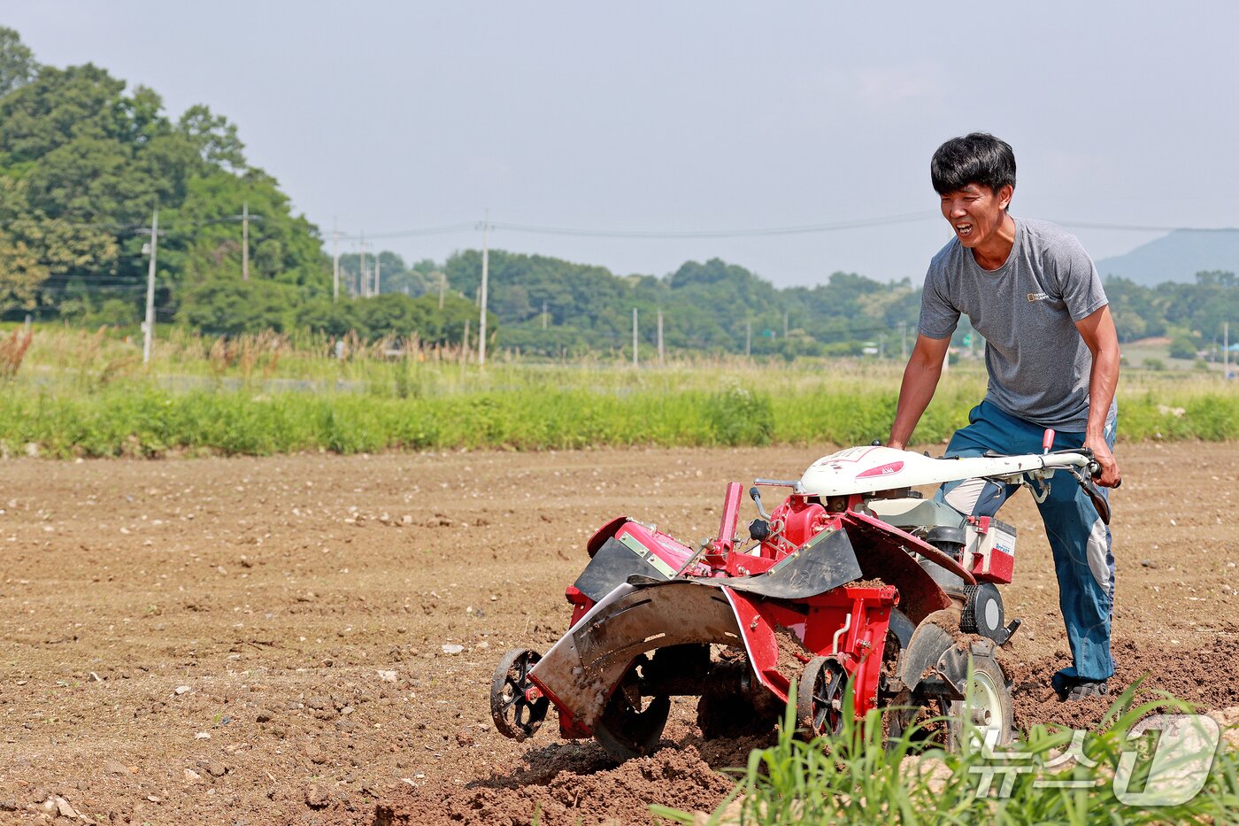 본문 이미지 - 충북 괴산군 농기계임대사업소에서 관리기를 빌린 안희권 씨가 즐거운 마음으로 밭갈이를 하고 있다.&#40;괴사군 제공, 재판매 및 DB금지&#41;/뉴스1