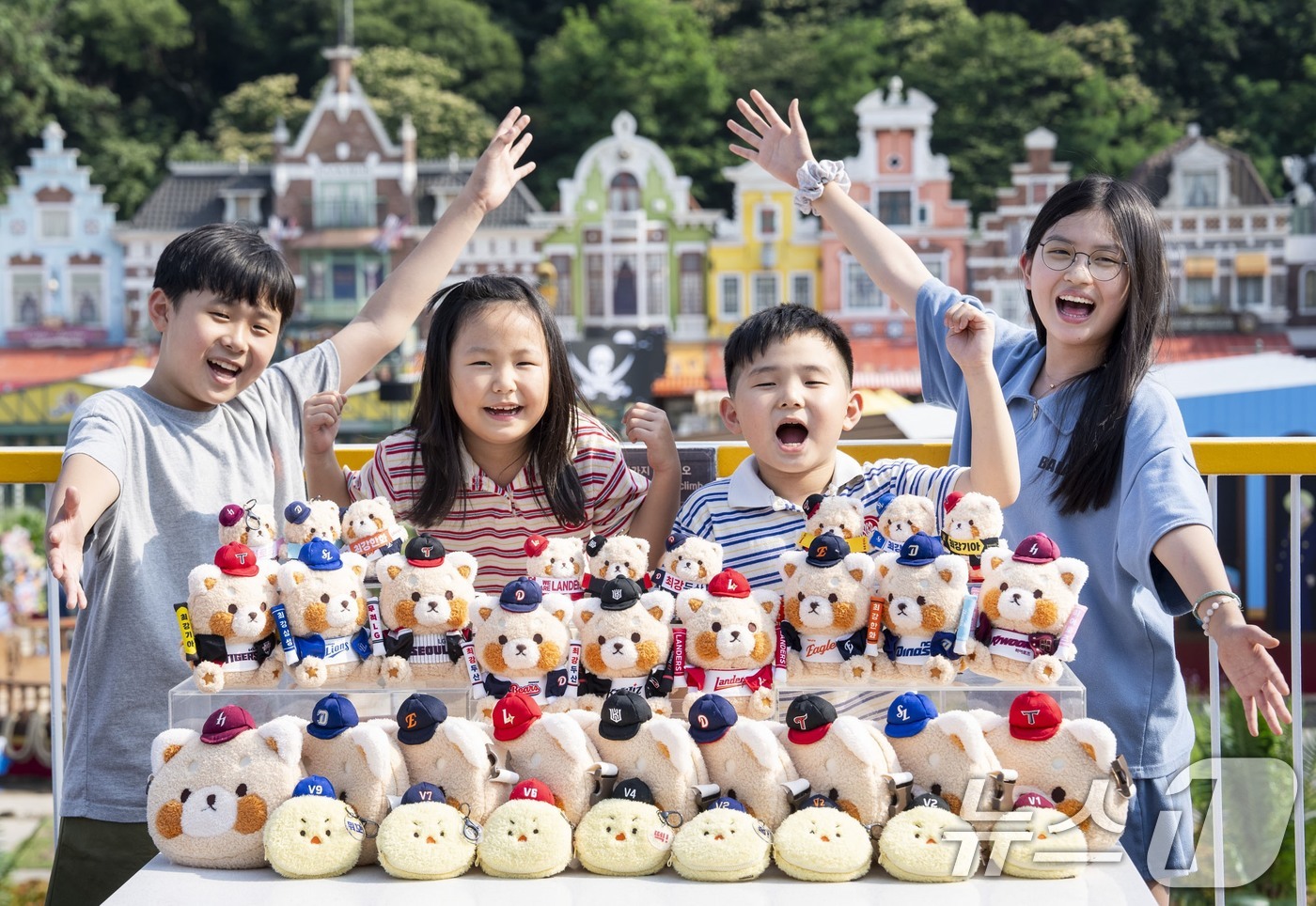 (서울=뉴스1) 이연주 기자 = 에버랜드가 오는 23일 카카오톡 선물하기 기획전에서 레시앤프렌즈와  KBO의 콜라보 굿즈인 '최강레시 시즌 2'를 선보인다고 19일 밝혔다.모델들이 …