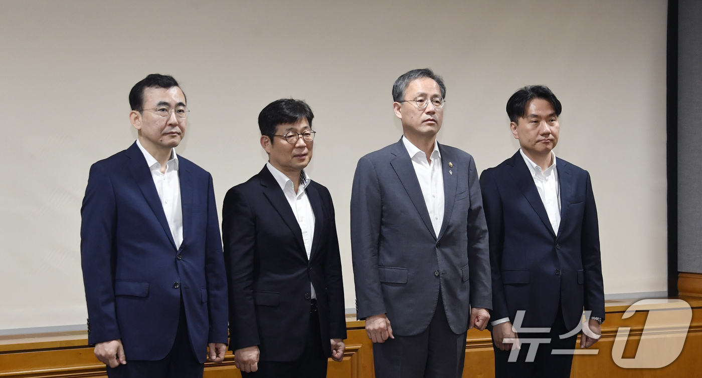 (서울=뉴스1) 이연주 기자 = 이형일 기재부 장관 직무대행 1차관이 19일 서울 중구 은행회관에서 열린 거시경제금융회의에서 참석자들과 촬영을 하고 있다. 왼쪽부터 이세훈 금융감독 …