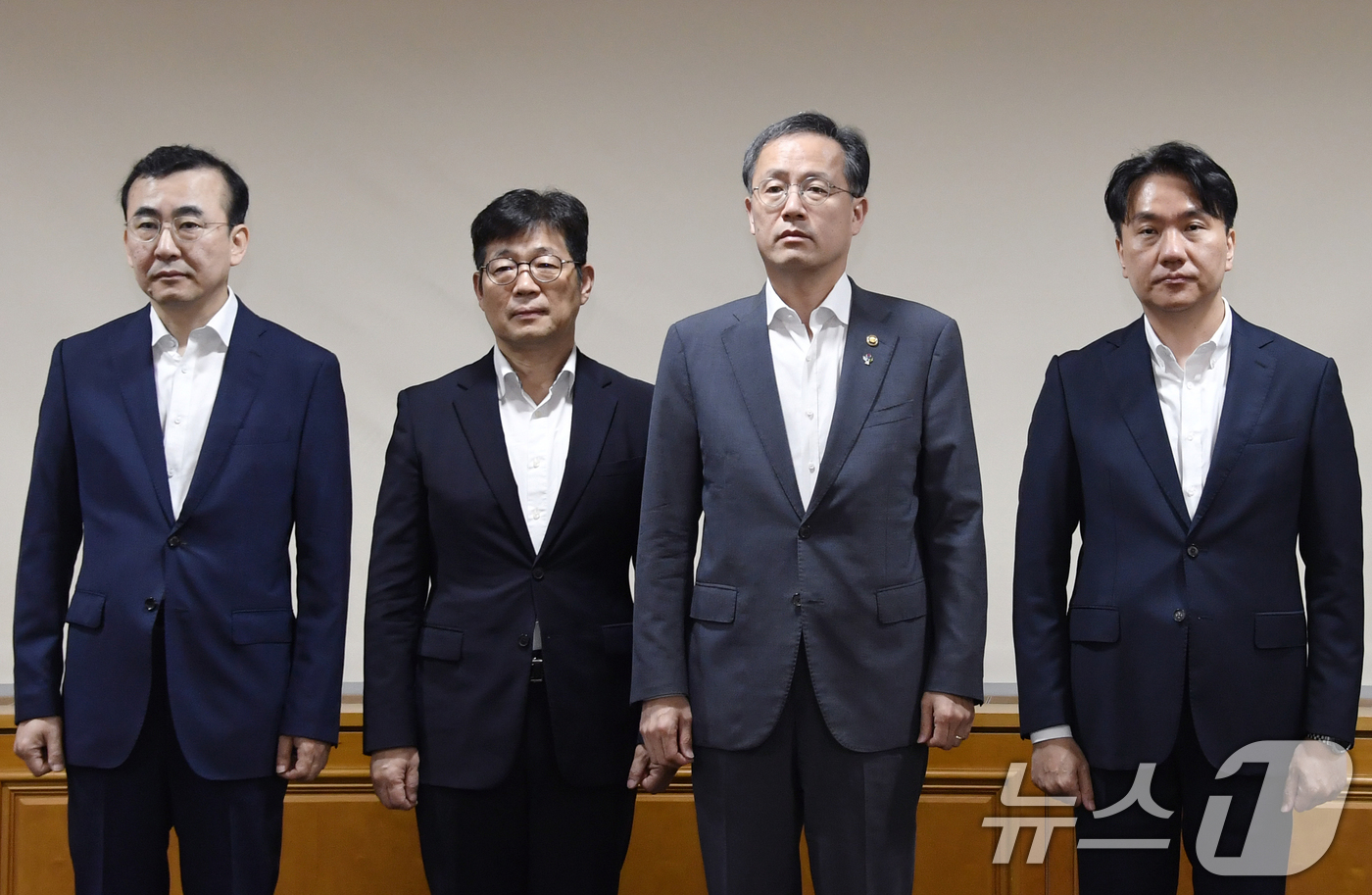 (서울=뉴스1) = 이형일 기재부 장관 직무대행 1차관이 19일 서울 중구 은행회관에서 열린 거시경제금융회의에서 참석자들과 촬영을 하고 있다. 왼쪽부터 이세훈 금융감독원장 대행, …