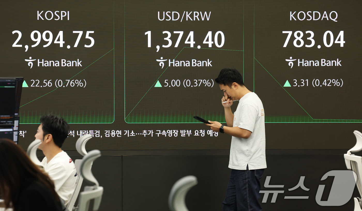 (서울=뉴스1) 오대일 기자 = 코스피가 상승 출발한 19일 오전 서울 중구 하나은행 본점 딜링룸 전광판에 코스피, 코스닥 지수가 표시되고 있다.코스피는 이날 시장 예상치에 부합한 …