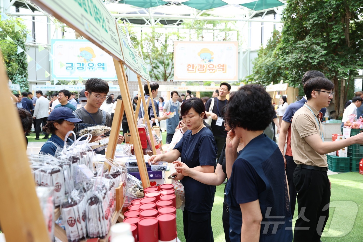 (대전=뉴스1) 이동원 기자 = 한국수자원공사(K-water, 사장 윤석대)는 지난 17일 대전 본사 다목적홀에서 ‘K-water 이음장날’을 개최했다.이음장날은 지역 농가와 임직 …