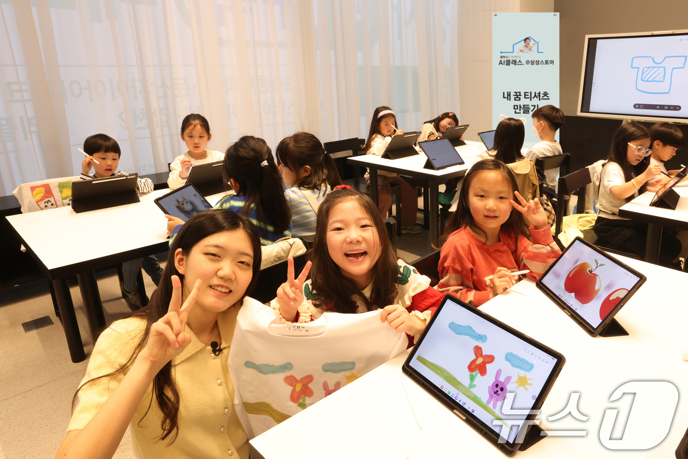 (서울=뉴스1) 이연주 기자 = 삼성전자가 유치원생부터 초·중·고교생까지 대상으로 '갤럭시와 함께하는 AI 클래스'를 운영한다고 19일 밝혔다.사진은 삼성스토어 대전에서 진행된 ' …