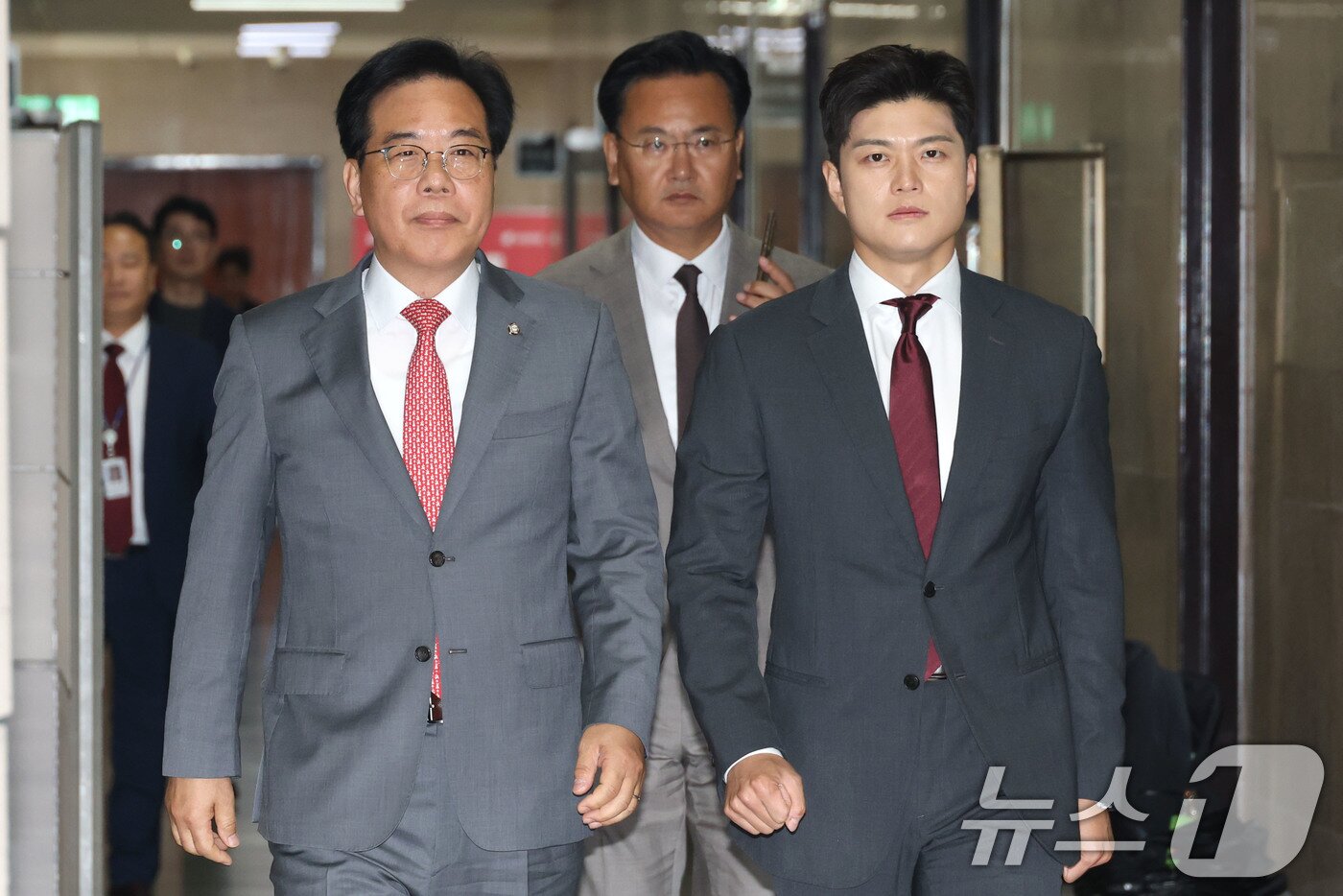본문 이미지 - 김용태 국민의힘 비상대책위원장과 송언석 원내대표가 19일 오전 서울 여의도 국회에서 열린 비리백화점 이재명 정부 인사청문회 대책회의에 참석하고 있다. 2025.6.19/뉴스1 ⓒ News1 이광호 기자