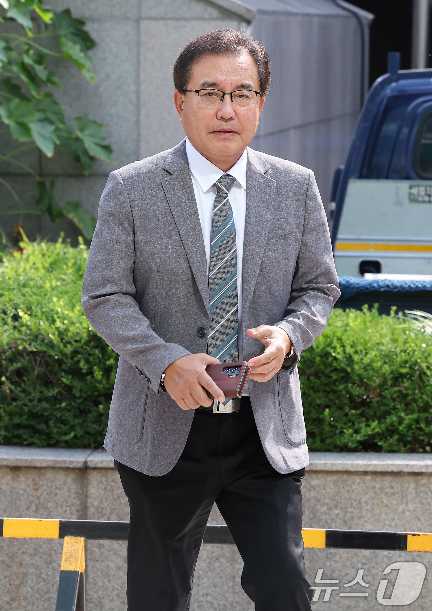 (서울=뉴스1) 장수영 기자 = 순직 해병 수사 방해 의혹 사건을 수사하는 이명현 특별검사가 19일 오전 서울 서초구에 위치한 사무실로 출근하고 있다.  2025.6.19/뉴스1