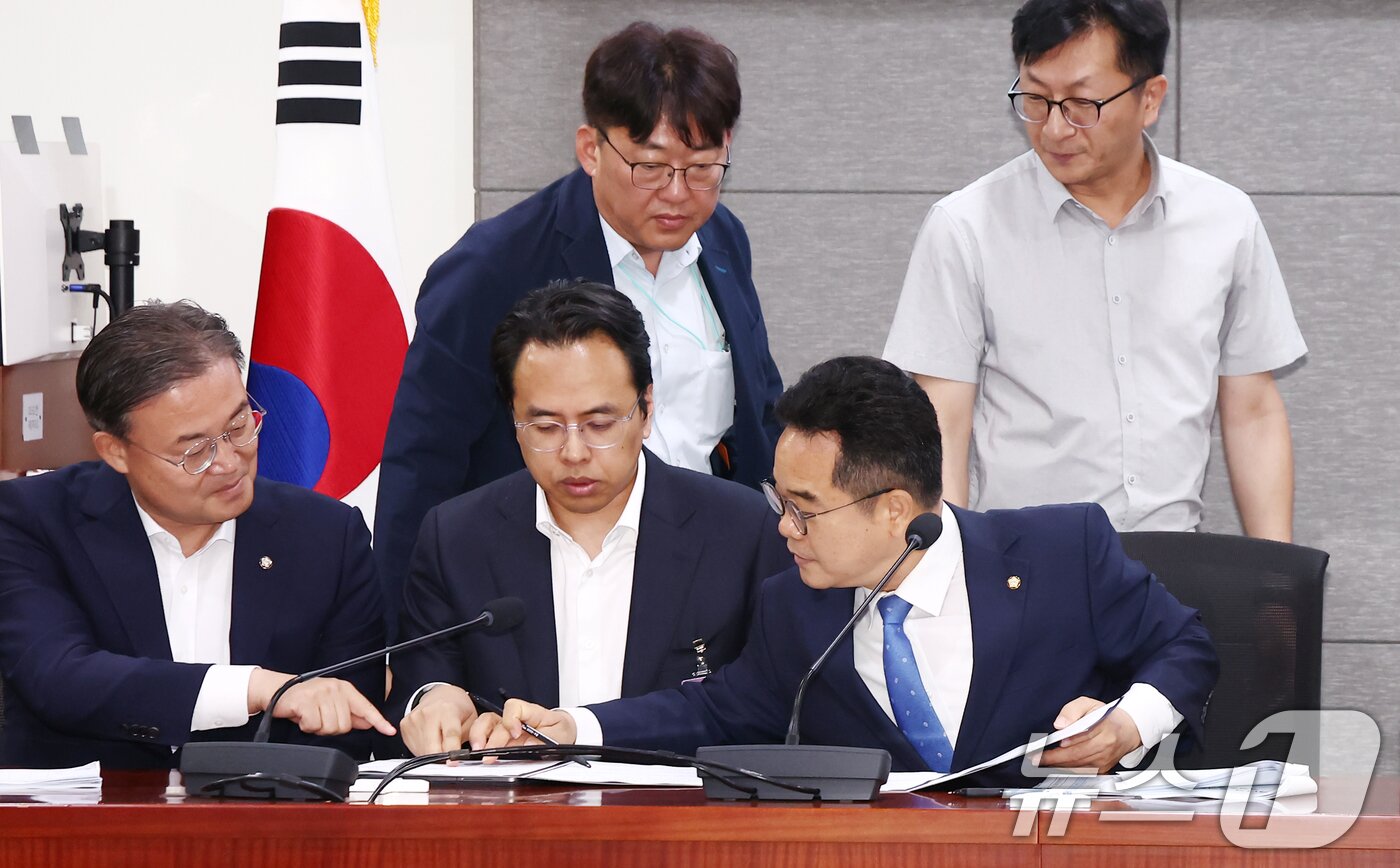 본문 이미지 - 더불어민주당 을지로위원회 민병덕 위원장&#40;앞줄 오른쪽&#41;과 김범석 우아한형제들 대표&#40;가운데&#41;가 19일 오전 서울 여의도 국회에서 배달앱&#40;배달의민족&#41; 사회적대화기구 중간합의문 발표 브리핑에서 중간합의문에 서명하고 있다. 2025.6.19/뉴스1 ⓒ News1 김민지 기자