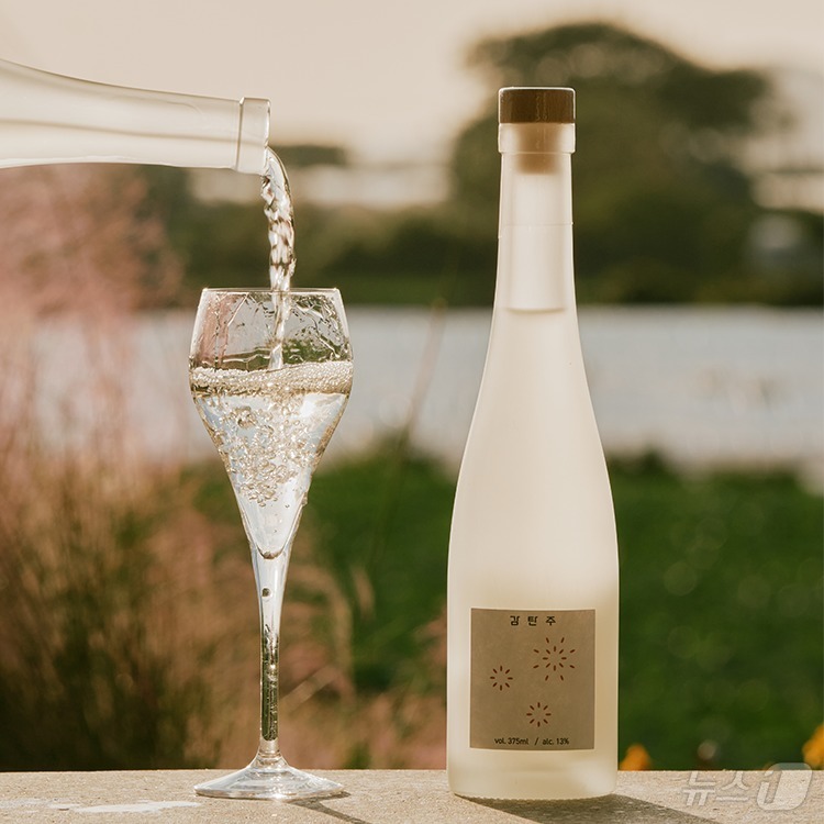 (부여=뉴스1) 이동원 기자 = 부여청년센터에 위치한 객제 양조장의 대표 술인 감탄주가 지난 17일 충청남도와 충남경제진흥원이 주관한 ‘2025 충남술 TOP10’에 선정되어 수상 …