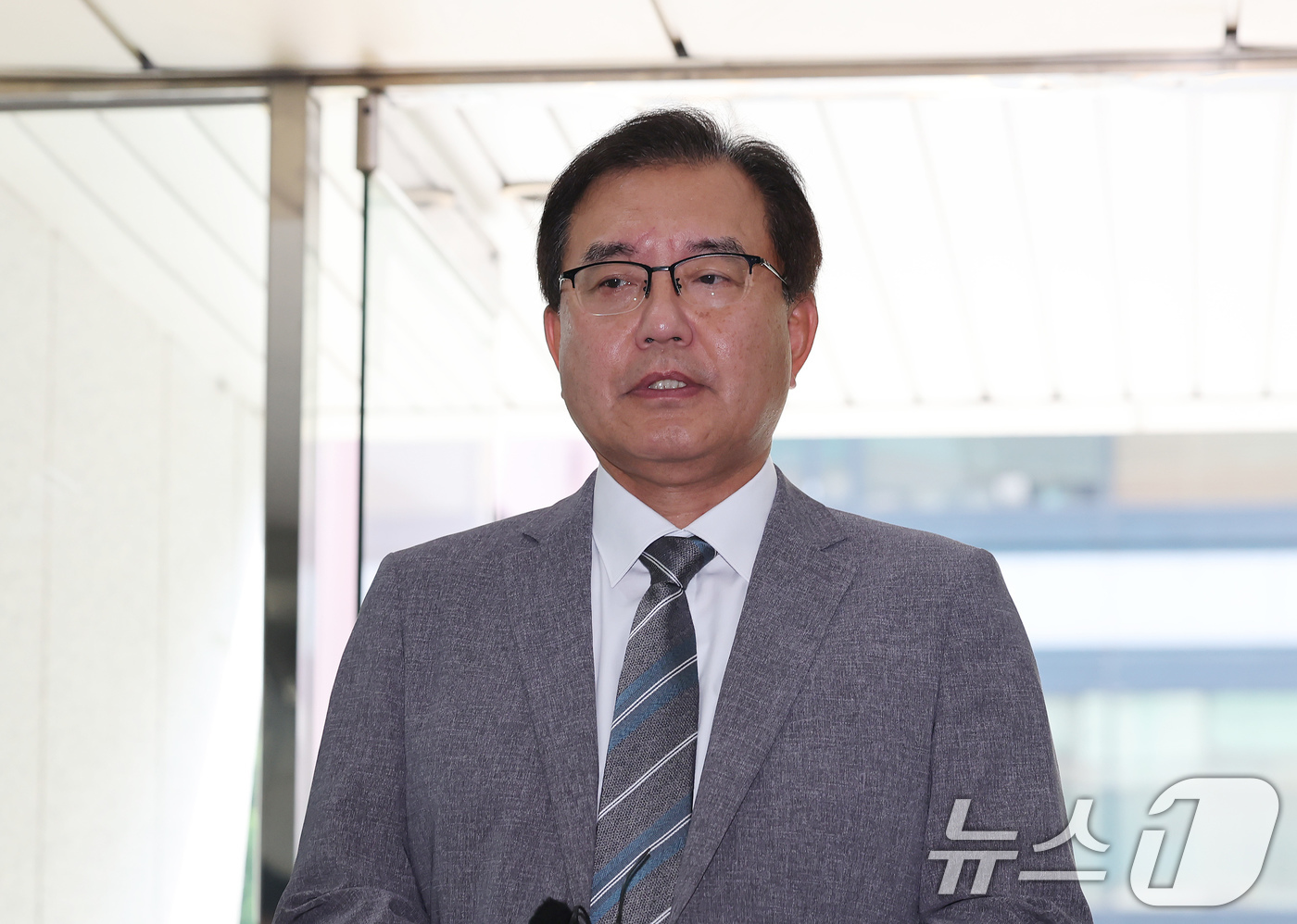 (서울=뉴스1) 장수영 기자 = 순직 해병 수사 방해 의혹 사건을 수사하는 이명현 특별검사가 19일 오전 서울 서초구에 위치한 사무실로 출근하며 취재진과 질문에 답변하고 있다. 2 …