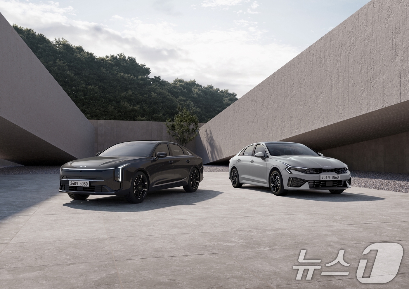 (서울=뉴스1) 이연주 기자 = 기아가 브랜드 대표 세단 K5와 K8의 연식변경 모델 'The 2026 K5'와 'The 2026 K8'을 19일 출시하고 본격적으로 판매를 시작한 …