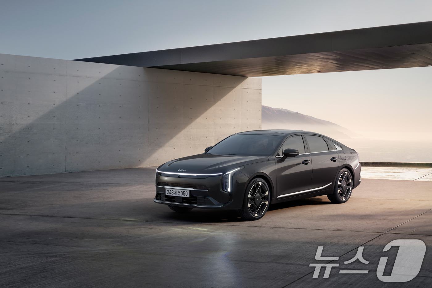 (서울=뉴스1) 이연주 기자 = 기아가 브랜드 대표 세단 K5와 K8의 연식변경 모델 'The 2026 K5'와 'The 2026 K8'을 19일 출시하고 본격적으로 판매를 시작한 …