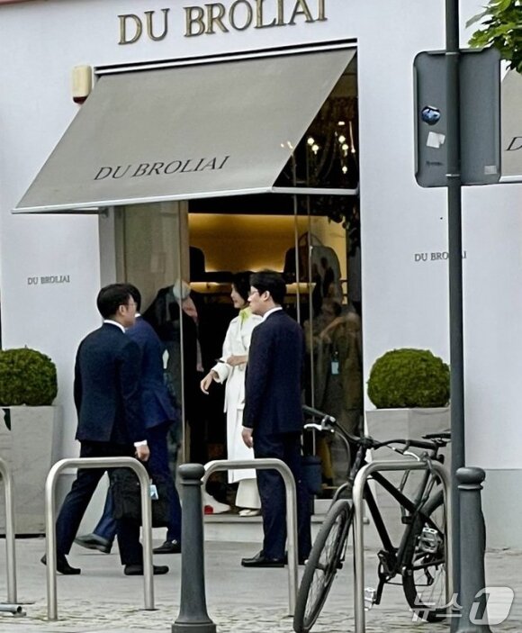 본문 이미지 - 리투아니아 매체 '주모네스'는 2023년 7월 12일(현지 시각) 김건희 여사가 리투아니아 수도 빌뉴스의 명품샵 '두 브롤리아이(Du Broliai)'를 방문했다고 보도했다. (주모네스 홈페이지 갈무리) ⓒ 뉴스1