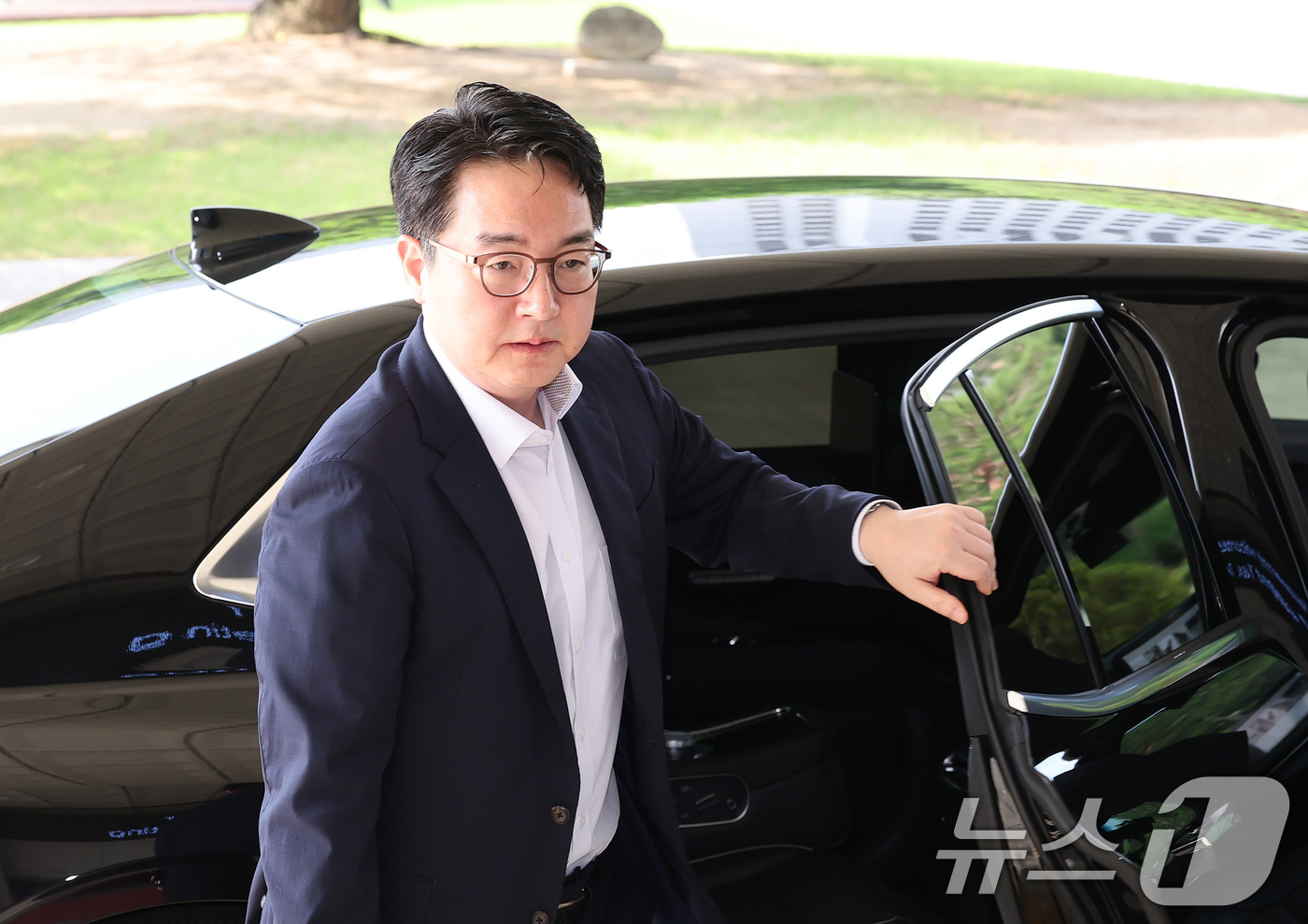 (서울=뉴스1) 장수영 기자 = 심우정 검찰총장이 19일 오전 서울 서초구 대검찰청으로 출근하고 있다.최근 여권에서 심 총장의 '비화폰·자녀 특혜 채용 의혹'에 대한  전방위 공세 …