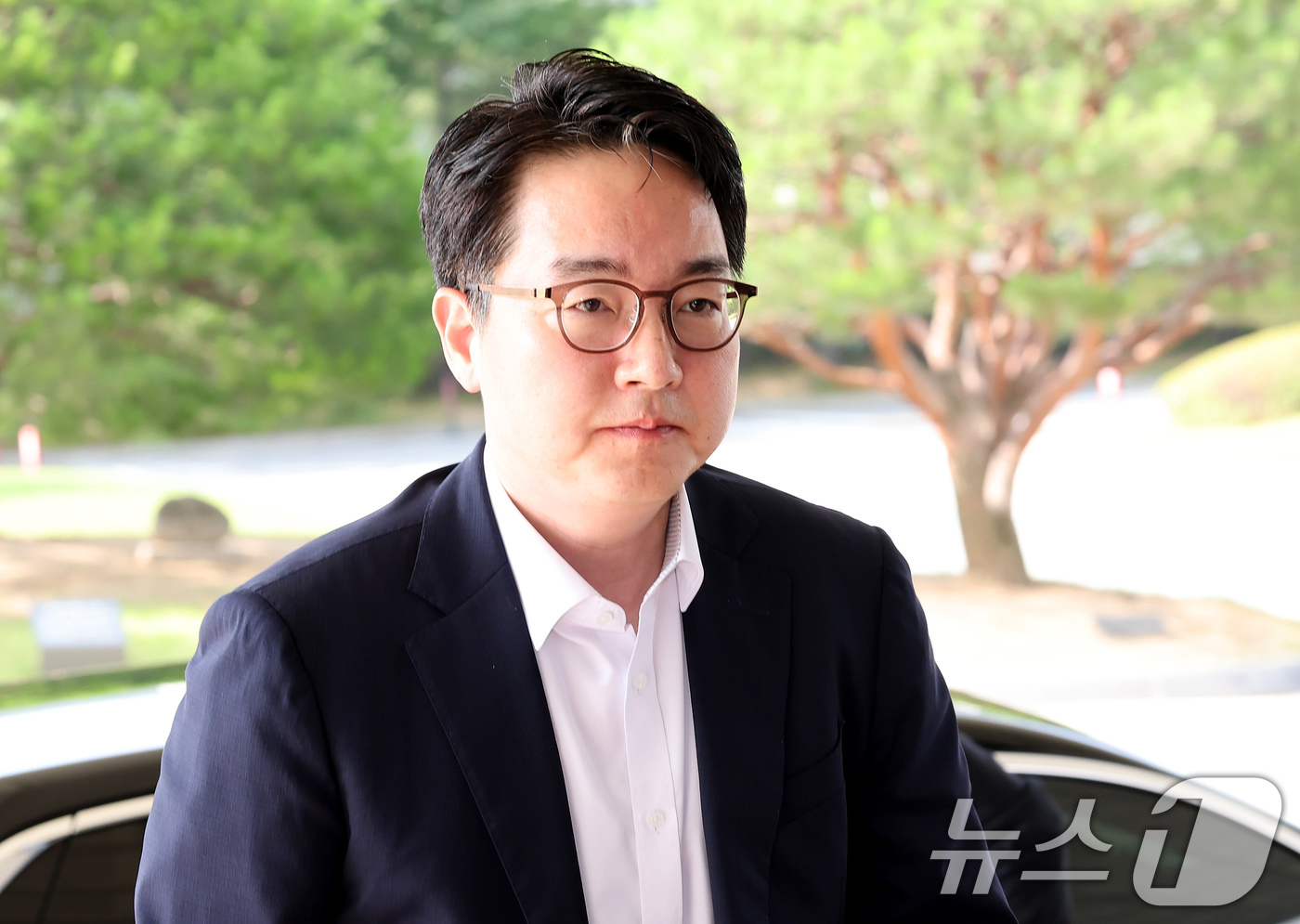 (서울=뉴스1) 장수영 기자 = 심우정 검찰총장이 19일 오전 서울 서초구 대검찰청으로 출근하고 있다.최근 여권에서 심 총장의 '비화폰·자녀 특혜 채용 의혹'에 대한 전방위 공세 …