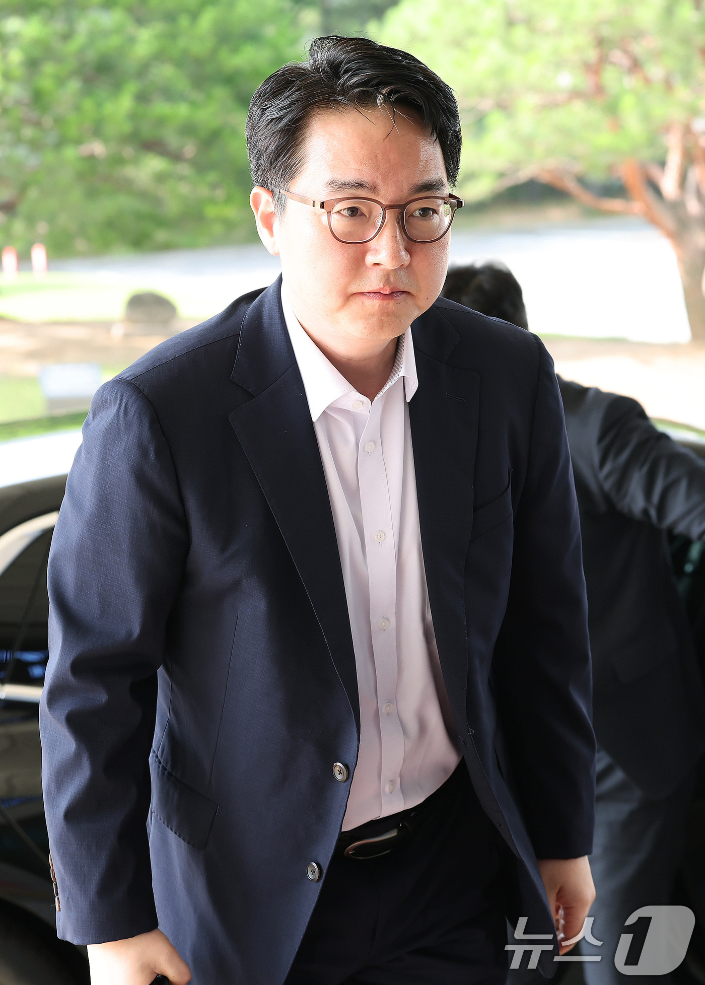 (서울=뉴스1) 장수영 기자 = 심우정 검찰총장이 19일 오전 서울 서초구 대검찰청으로 출근하고 있다.최근 여권에서 심 총장의 '비화폰·자녀 특혜 채용 의혹'에 대한 전방위 공세 …