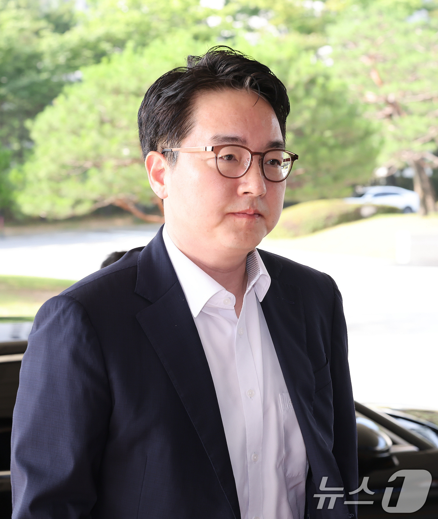 (서울=뉴스1) 장수영 기자 = 심우정 검찰총장이 19일 오전 서울 서초구 대검찰청으로 출근하고 있다.최근 여권에서 심 총장의 '비화폰·자녀 특혜 채용 의혹'에 대한 전방위 공세 …