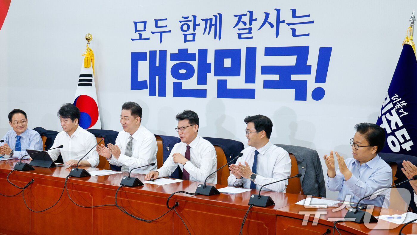 본문 이미지 - 김병기 더불어민주당 대표 직무대행 겸 원내대표가 19일 오전 서울 여의도 국회에서 열린 정책조정회의에 참석해 추경안 노력에 애쓴 진성준 정책위의장 노고를 언급하며 손뼉치고 있다. 2025.6.19/뉴스1 ⓒ News1 안은나 기자