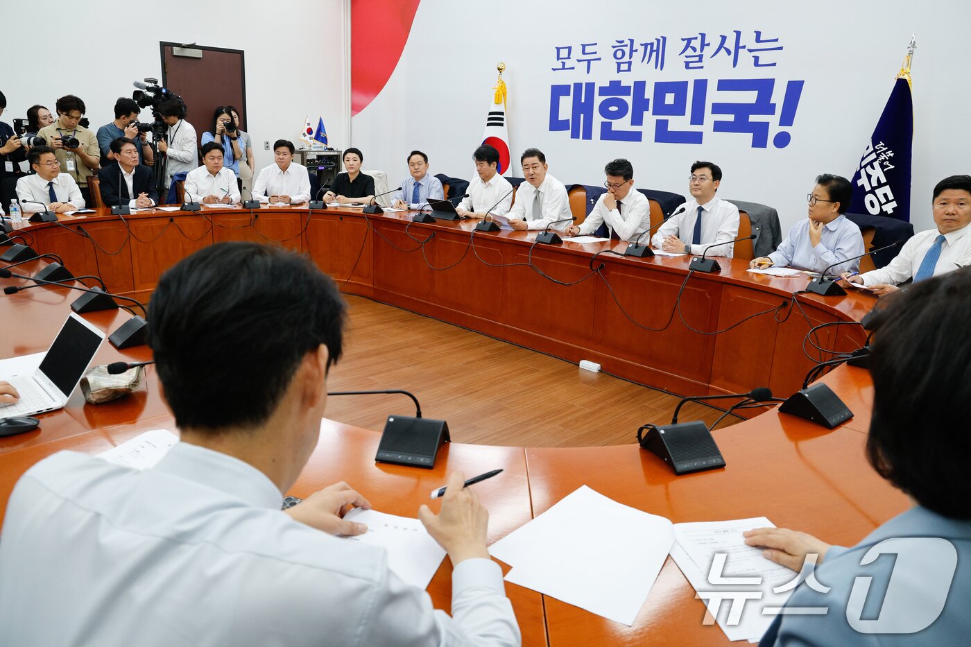 본문 이미지 - 김병기 더불어민주당 대표 직무대행 겸 원내대표가 19일 오전 서울 여의도 국회에서 열린 정책조정회의에 참석해 모두 발언하고 있다. 2025.6.19/뉴스1 ⓒ News1 안은나 기자