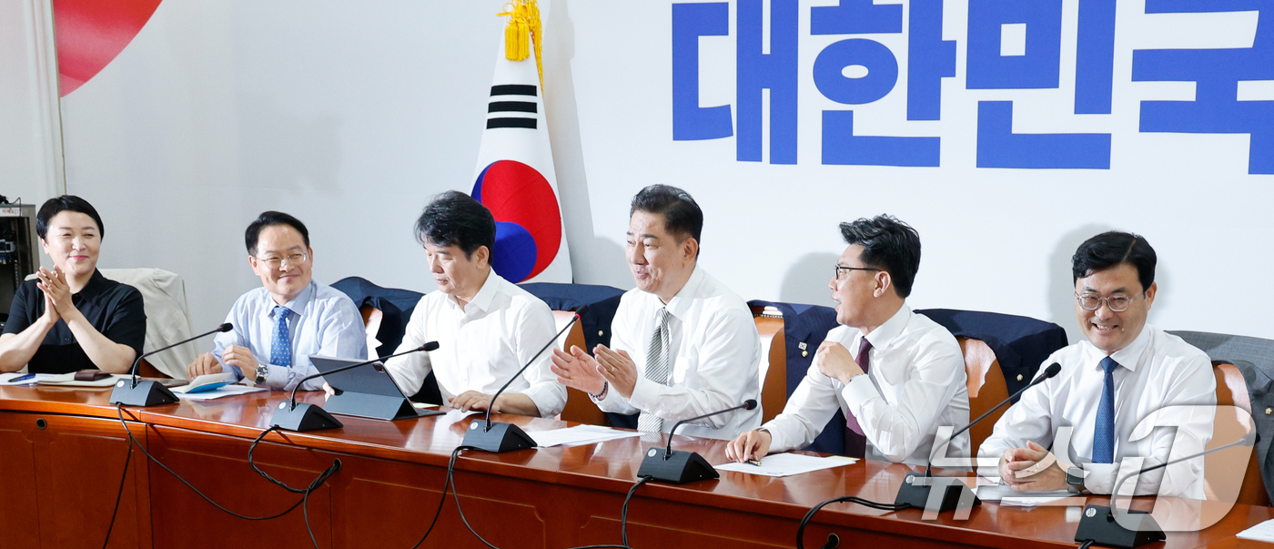 (서울=뉴스1) 안은나 기자 = 김병기 더불어민주당 대표 직무대행 겸 원내대표가 19일 오전 서울 여의도 국회에서 열린 정책조정회의에 참석해 추경안 노력에 애쓴 진성준 정책위의장 …