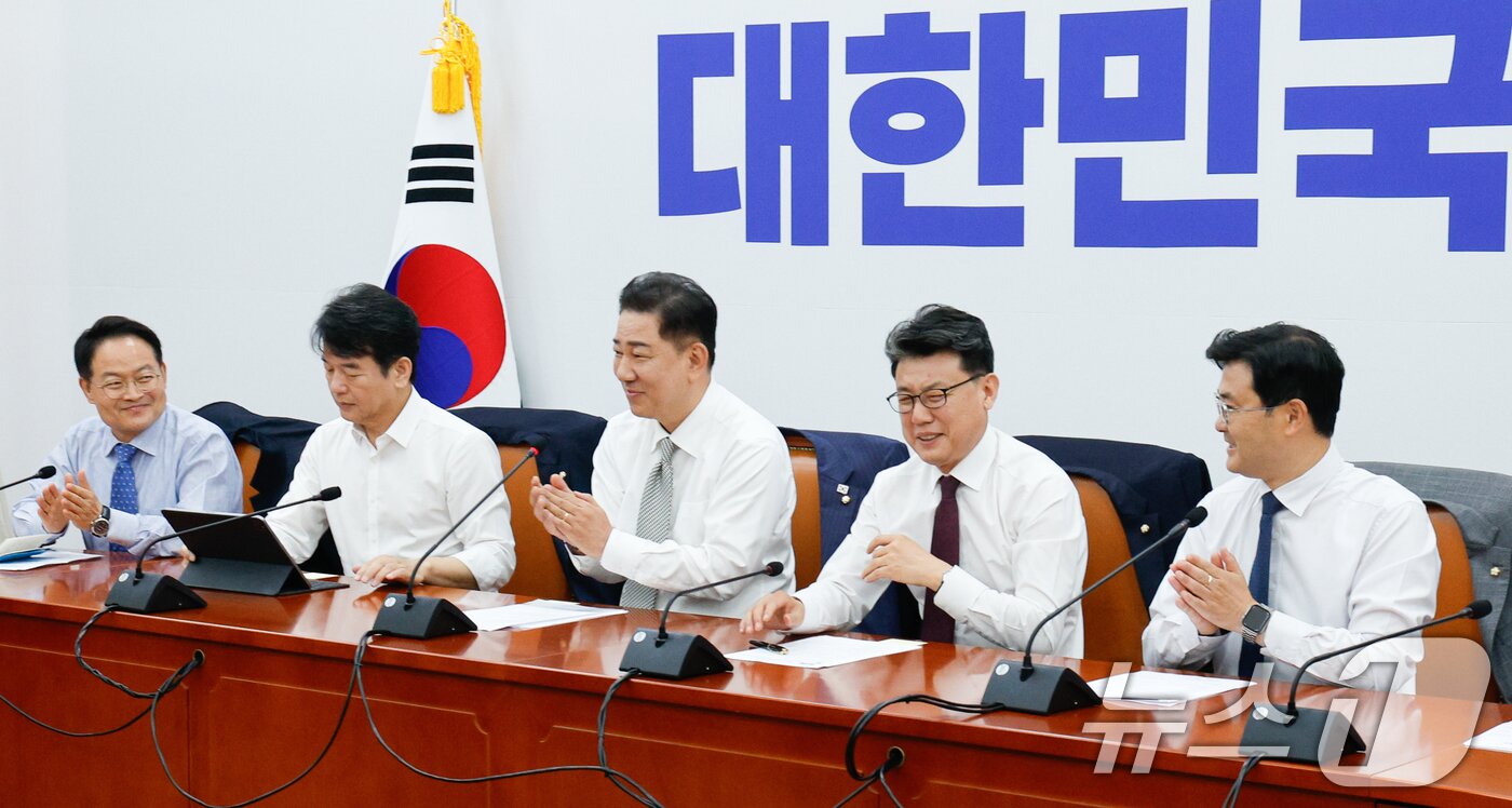 본문 이미지 - 김병기 더불어민주당 대표 직무대행 겸 원내대표가 19일 오전 서울 여의도 국회에서 열린 정책조정회의에 참석해 추경안 노력에 애쓴 진성준 정책위의장 노고를 언급하며 손뼉치고 있다. 2025.6.19/뉴스1 ⓒ News1 안은나 기자