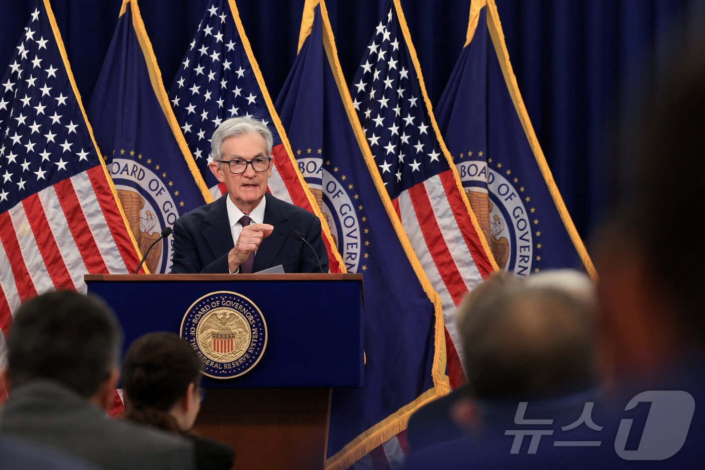 본문 이미지 - 제롬 파월 미국 연방준비제도&#40;연준&#41; 의장이 지난 6월 18일&#40;현지시간&#41; 워싱턴 DC에서 금리 정책에 관한 연방공개시장위원회의&#40;FOMC&#41; 성명서 발표 후 기자회견에 참석하고 있다.  2025.6.18 ⓒ 로이터=뉴스1 ⓒ News1 신기림 기자