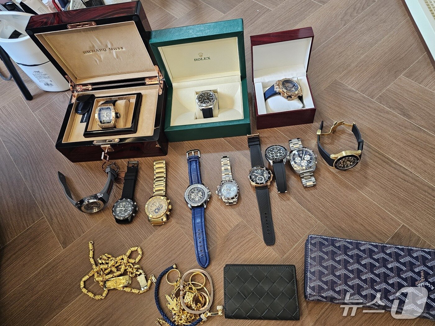 본문 이미지 - 경찰이 압수한 A 씨 일당의 금품 (서울경찰청 형사기동대 제공)