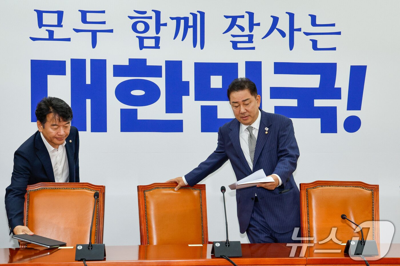본문 이미지 - 더불어민주당 문진석 원내수석부대표&#40;왼쪽부터&#41;, 김병기 대표 직무대행 겸 원내대표가 19일 오전 서울 여의도 국회에서 열린 정책조정회의에 입장하고 있다. 2025.6.19/뉴스1 ⓒ News1 안은나 기자