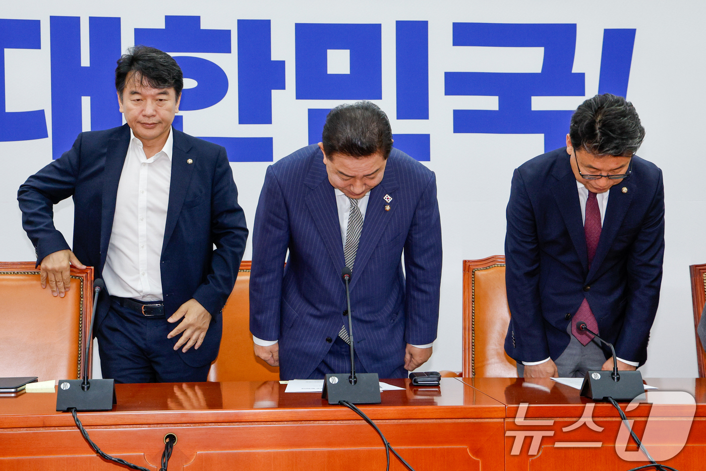 (서울=뉴스1) 안은나 기자 = 더불어민주당 문진석 원내수석부대표(왼쪽부터), 김병기 대표 직무대행 겸 원내대표, 진성준 정책위의장이 19일 오전 서울 여의도 국회에서 열린 정책조 …