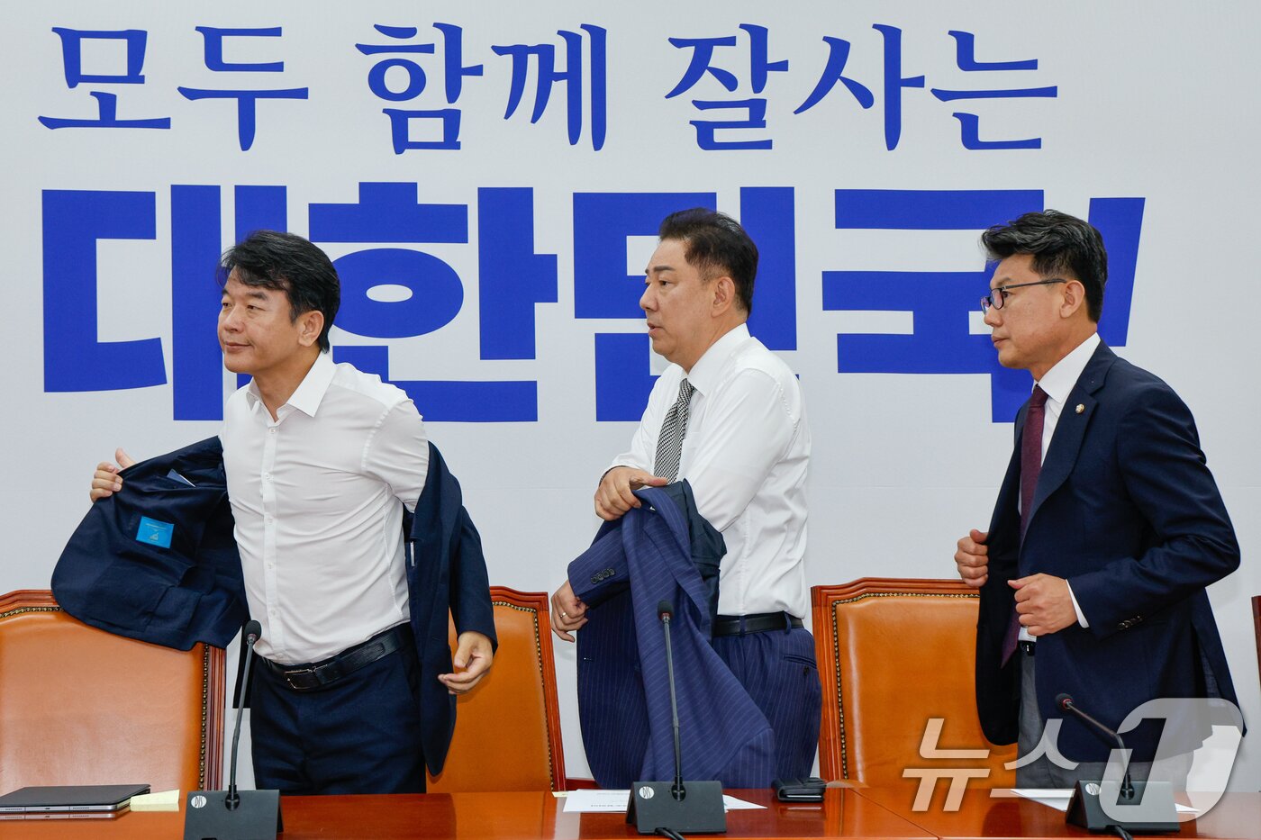 본문 이미지 - 더불어민주당 문진석 원내수석부대표&#40;왼쪽부터&#41;, 김병기 대표 직무대행 겸 원내대표, 진성준 정책위의장이 19일 오전 서울 여의도 국회에서 열린 정책조정회의에 참석해 양복 겉옷을 벗고 있다. 2025.6.19/뉴스1 ⓒ News1 안은나 기자
