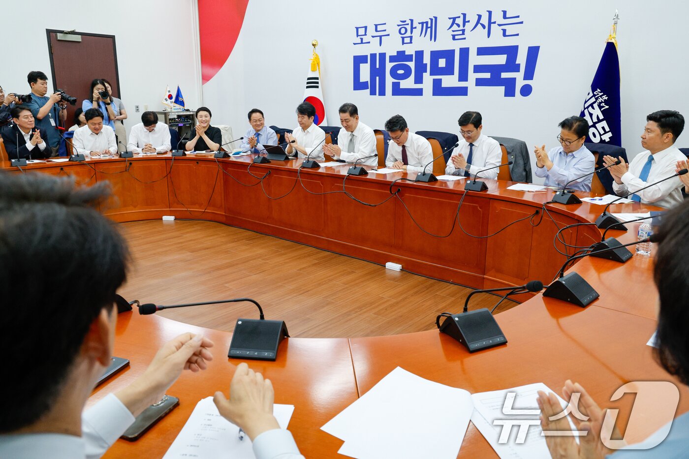 본문 이미지 - 김병기 더불어민주당 대표 직무대행 겸 원내대표가 19일 오전 서울 여의도 국회에서 열린 정책조정회의에 참석해 추경안 노력에 애쓴 진성준 정책위의장 노고를 언급하며 손뼉치고 있다. 2025.6.19/뉴스1 ⓒ News1 안은나 기자