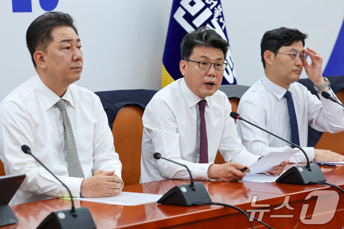 본문 이미지 - 진성준 더불어민주당 정책위의장이 19일 오전 서울 여의도 국회에서 열린 정책조정회의에 참석해 발언하고 있다. 2025.6.19/뉴스1 ⓒ News1 안은나 기자