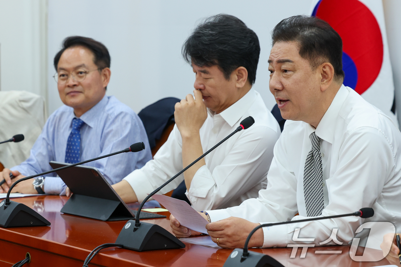 (서울=뉴스1) 안은나 기자 = 김병기 더불어민주당 대표 직무대행 겸 원내대표가 19일 오전 서울 여의도 국회에서 열린 정책조정회의에 참석해 모두 발언하고 있다. 2025.6.19 …