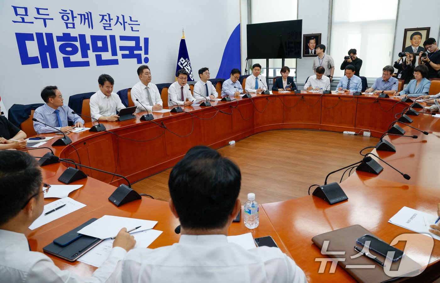 본문 이미지 - 진성준 더불어민주당 정책위의장이 19일 오전 서울 여의도 국회에서 열린 정책조정회의에 참석해 발언하고 있다. 2025.6.19/뉴스1 ⓒ News1 안은나 기자