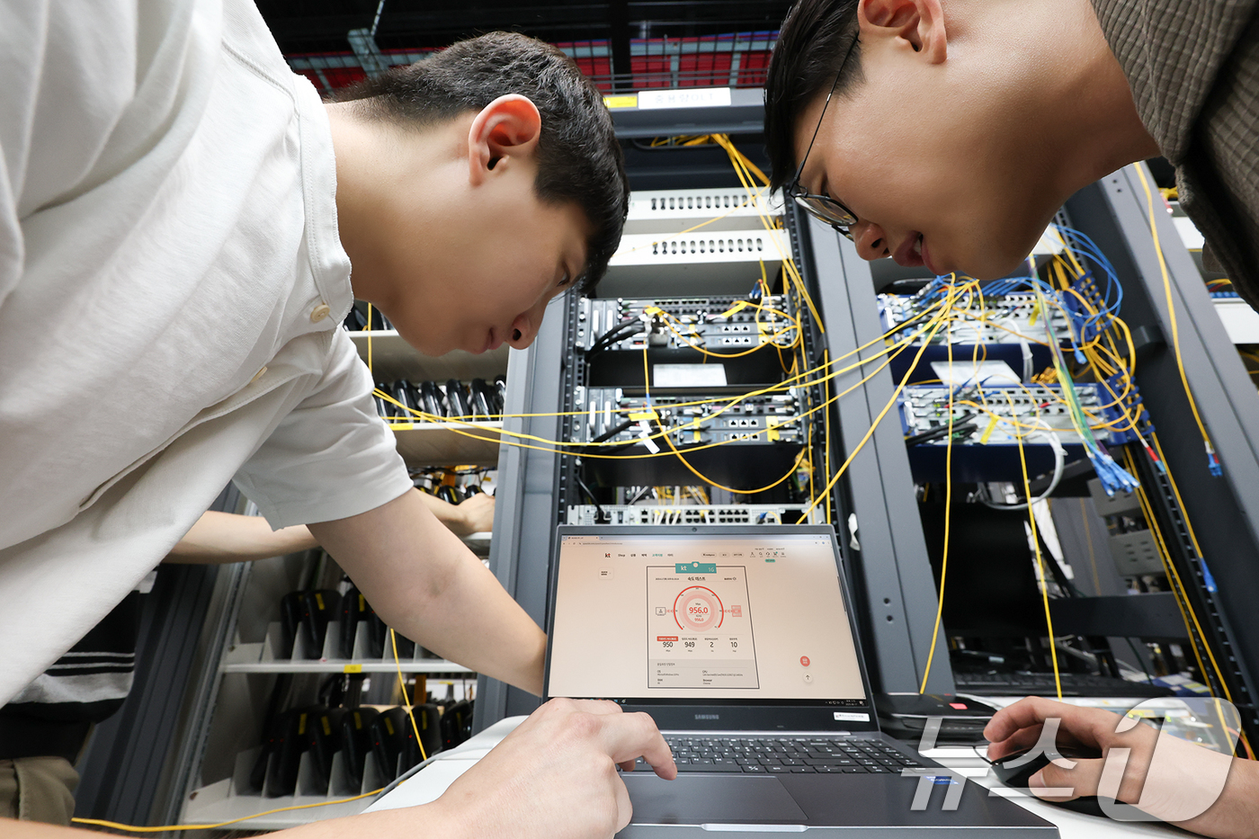 (서울=뉴스1) 이연주 기자 = KT가 초고속인터넷 천만 고객 달성을 맞아 차세대 기가 이더넷 스위치를 도입한다고 19일 밝혔다.KT직원들이 차세대 기가 이더넷 스위치 장비 점검을 …