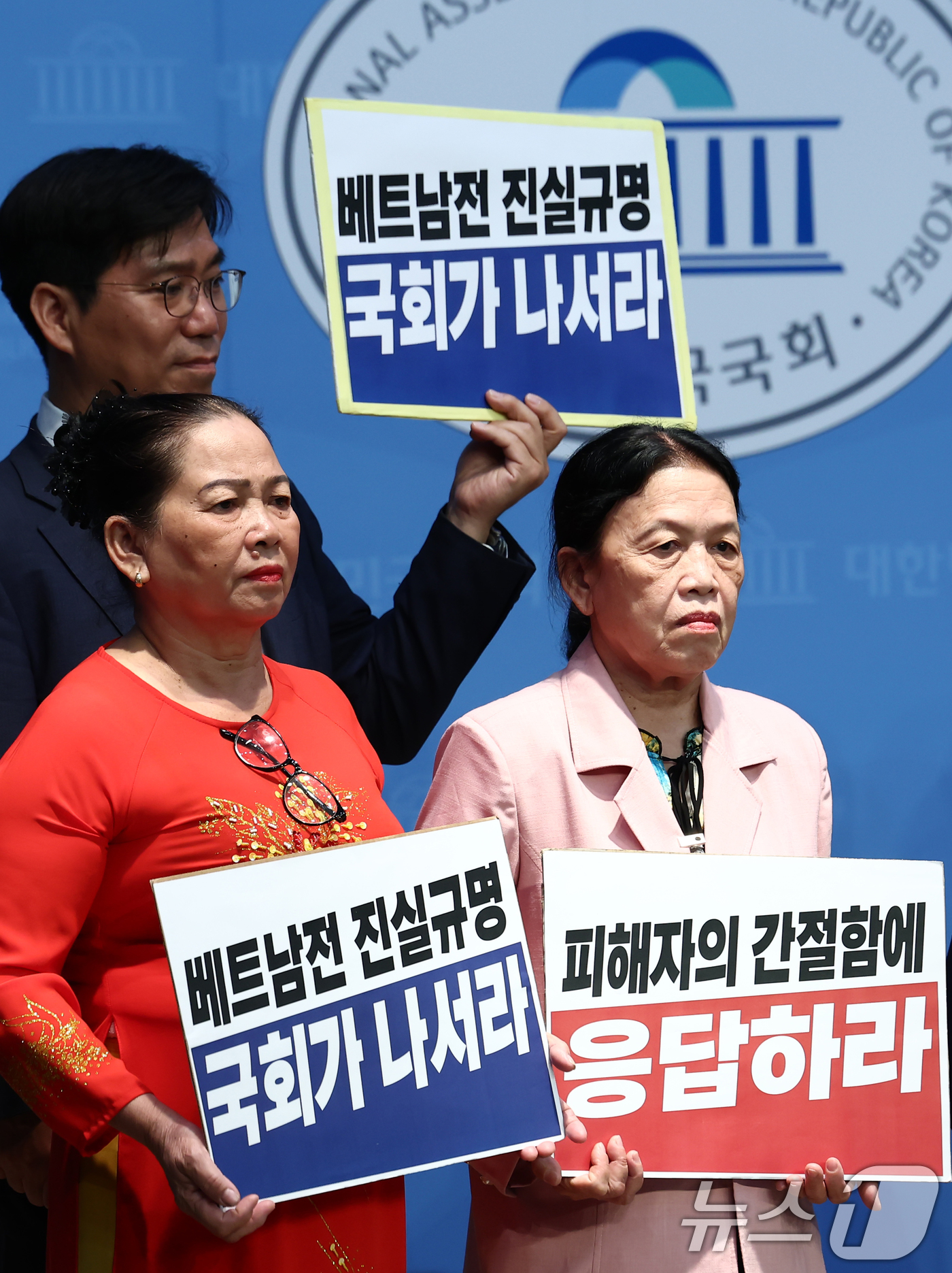 (서울=뉴스1) 김민지 기자 = 베트남전 민간인학살 생존자인 하미 마을 출신 응우옌티탄 씨(오른쪽)와 퐁니 마을 출신 응우옌티탄 씨가 19일 서울 여의도 국회에서 열린 베트남전 진 …