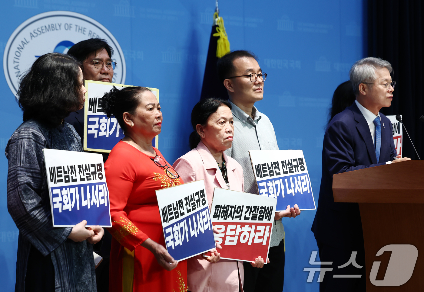 (서울=뉴스1) 김민지 기자 = 민형배 더불어민주당 의원을 비롯한 베트남전 민간인학살 생존자인 하미 마을 출신 응우옌티탄 씨와 퐁니 마을 출신 응우옌티탄 씨 등 참석자들이 19일 …