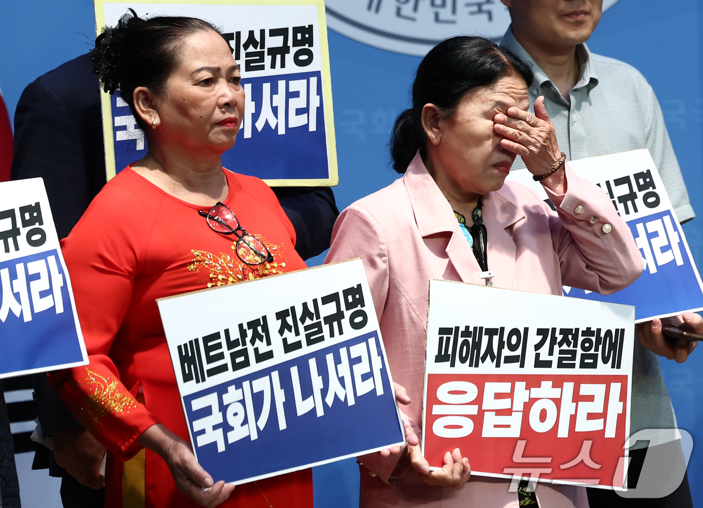 (서울=뉴스1) 김민지 기자 = 베트남전 민간인학살 생존자인 하미 마을 출신 응우옌티탄 씨(오른쪽)와 퐁니 마을 출신 응우옌티탄 씨가 19일 서울 여의도 국회에서 열린 베트남전 진 …