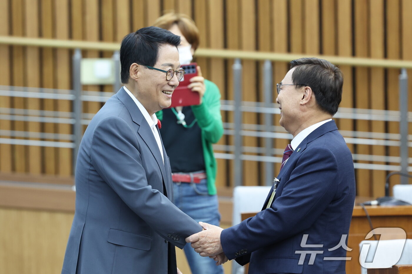 본문 이미지 - 이종석 국가정보원장 후보자&#40;오른쪽&#41;가 19일 오전 서울 여의도 국회에서 열린 인사청문회에 출석, 박지원 더불어민주당 의원과 인사하고 있다. 2025.6.19/뉴스1 ⓒ News1 안은나 기자